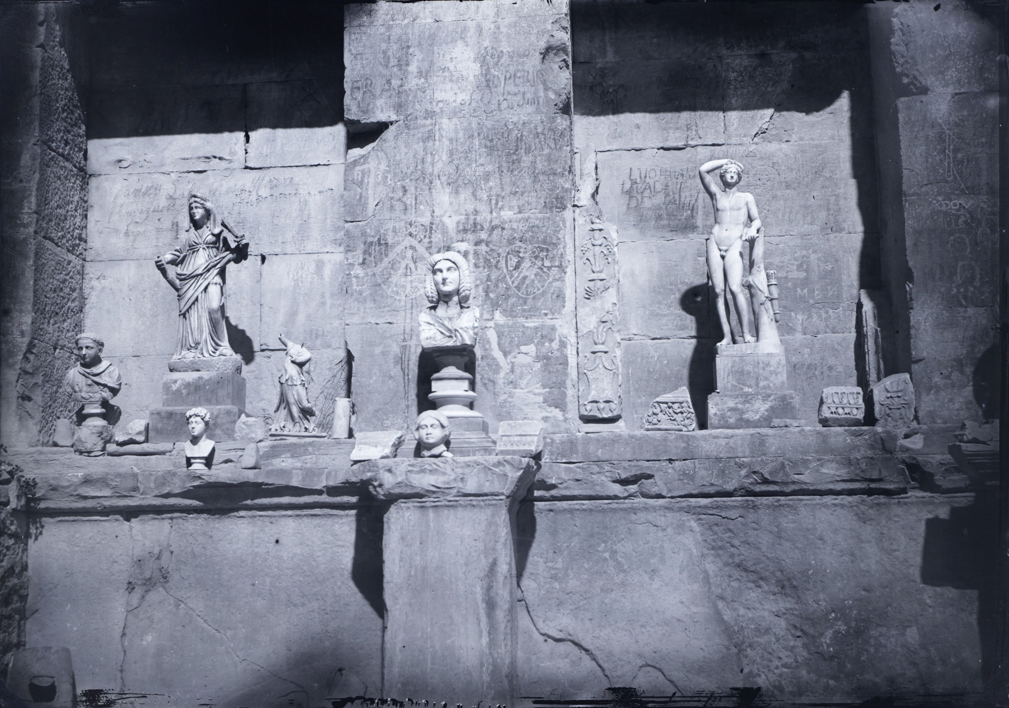 Eugène Trutat, Temple de Diane, Nîmes, fin du XIXe siècle. Les murs du temple sont recouverts de graffiti par les Compagnons du Devoir et du Tour de France